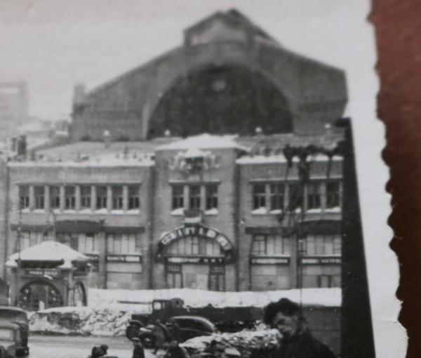 altes Foto - erhängter Partisan ??? Stadt ?? großes Gebäude - Russland ?